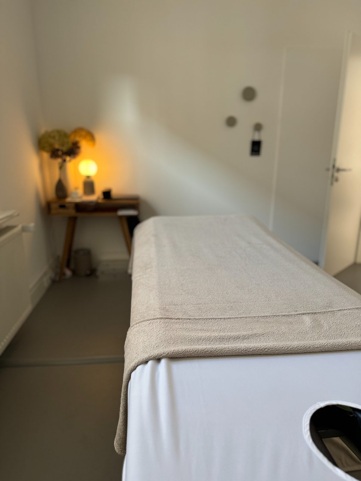 Massageraum mit Massageliege und warmem Licht in Berlin-Charlottenburg