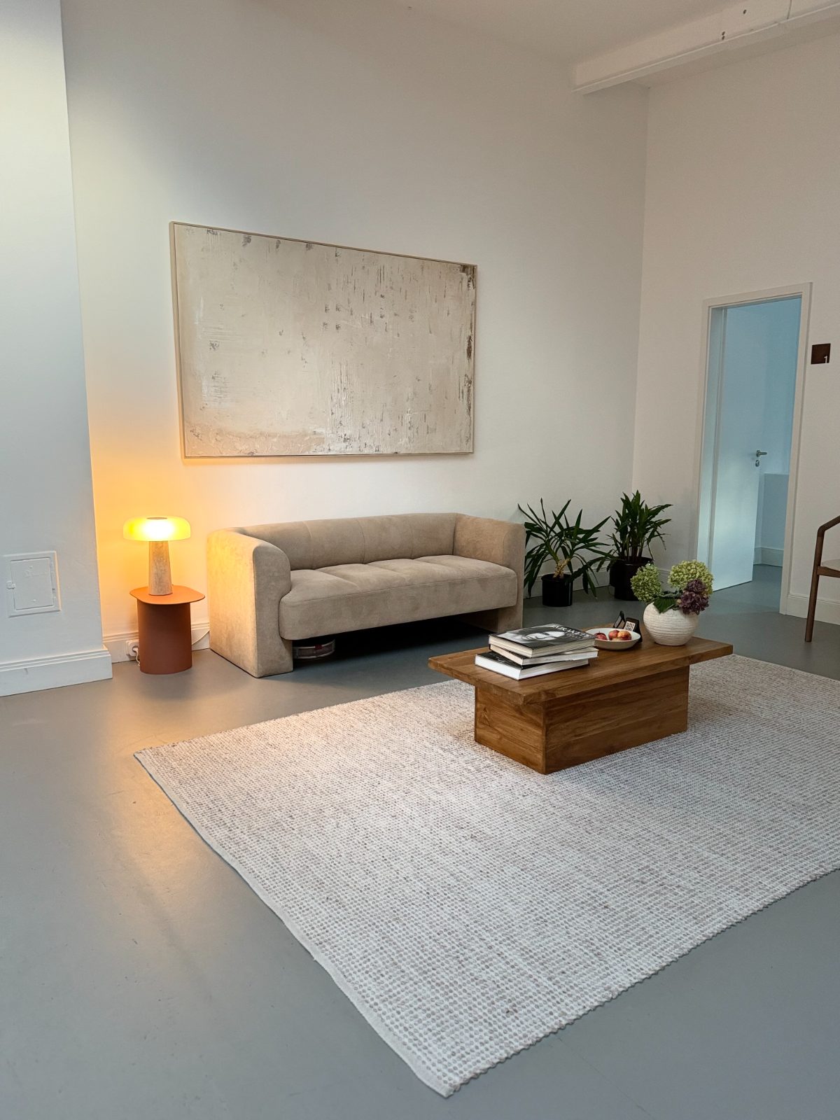 Heller Wartebereich des Massagestudios im Quartier 16, Berlin