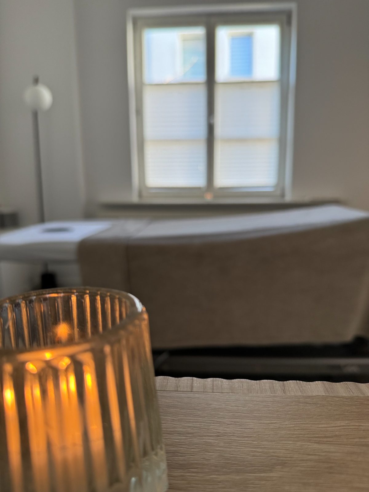 Massageliege bei Kerzenlicht im Behandlungsraum